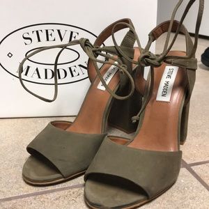 Olive tie-up block heel wedges ( Steve Madden)
